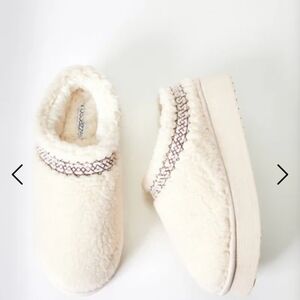 Shoe Dazzle Cozy Cream Fuzzy Slippers